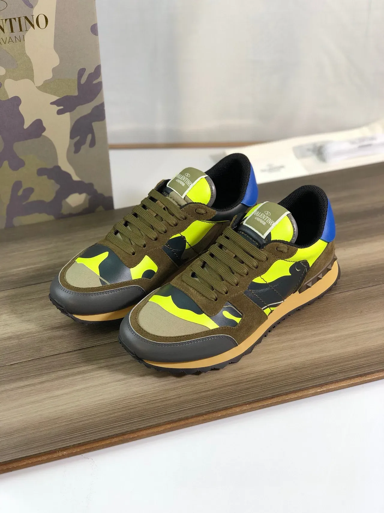 Valentino Vert Militaire Jaune Panneau Camouflage Accents Néon Contraste Chaussures Lifestyle 7
