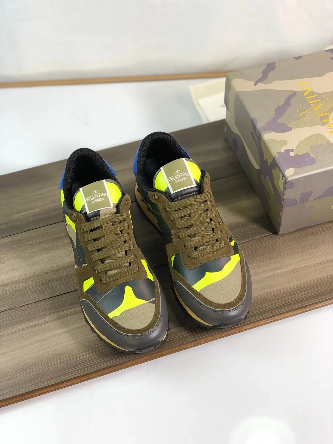 Valentino Vert Militaire Jaune Panneau Camouflage Accents Néon Contraste Chaussures Lifestyle 8