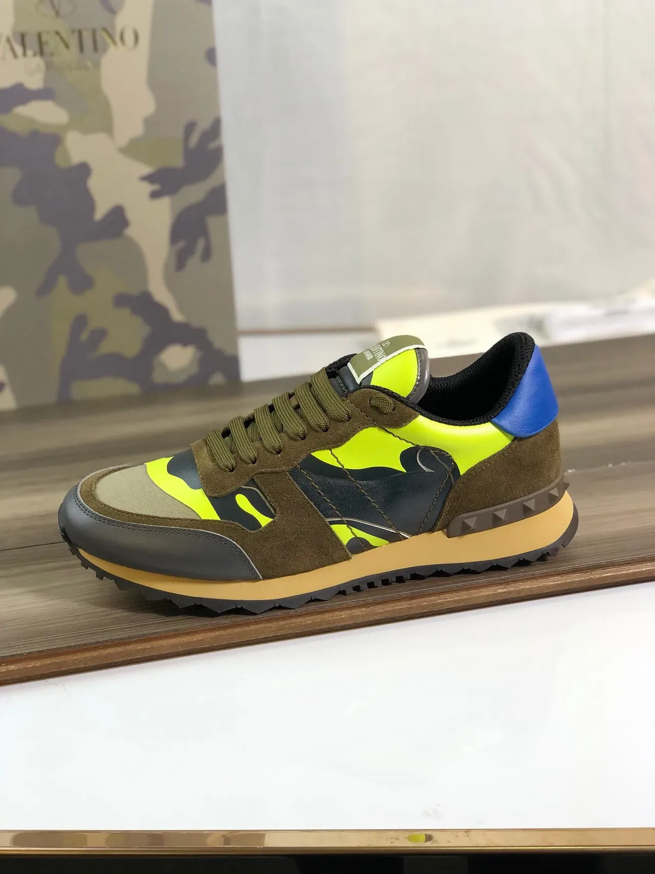 Valentino Vert Militaire Jaune Panneau Camouflage Accents Néon Contraste Chaussures Lifestyle 9