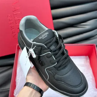 Valentino حذاء رياضي أسلوب حياة أسود رمادي جلد علوي مع أصابع مثقبة