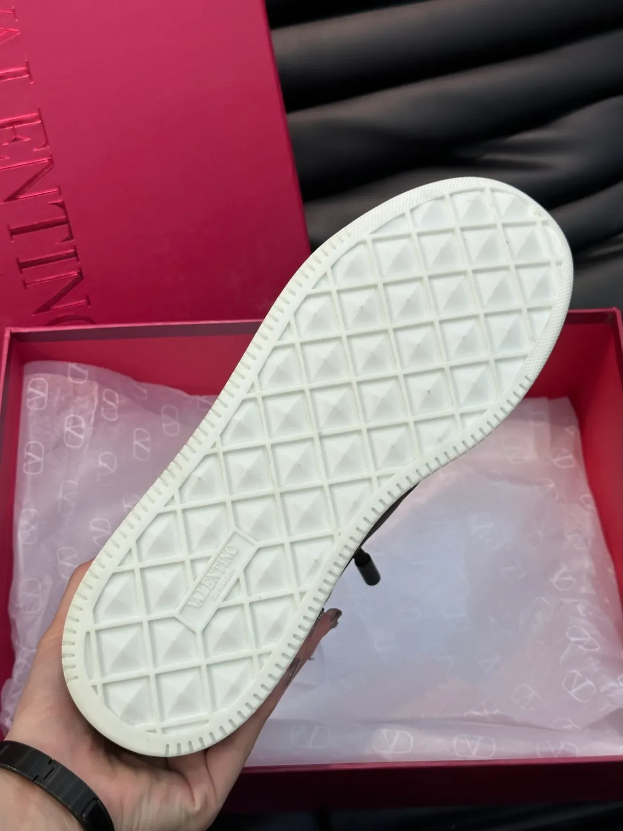 Valentino sneakers lifestyle noir gris cuir perforé à l'avant-pied 2