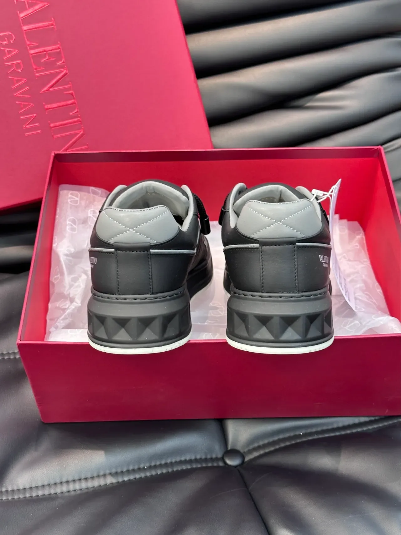 Valentino sneakers lifestyle noir gris cuir perforé à l'avant-pied 3