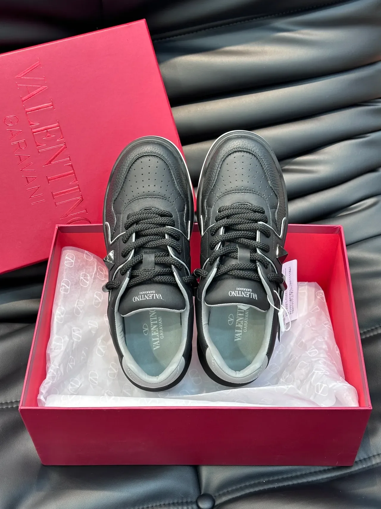 Valentino sneakers lifestyle noir gris cuir perforé à l'avant-pied 4