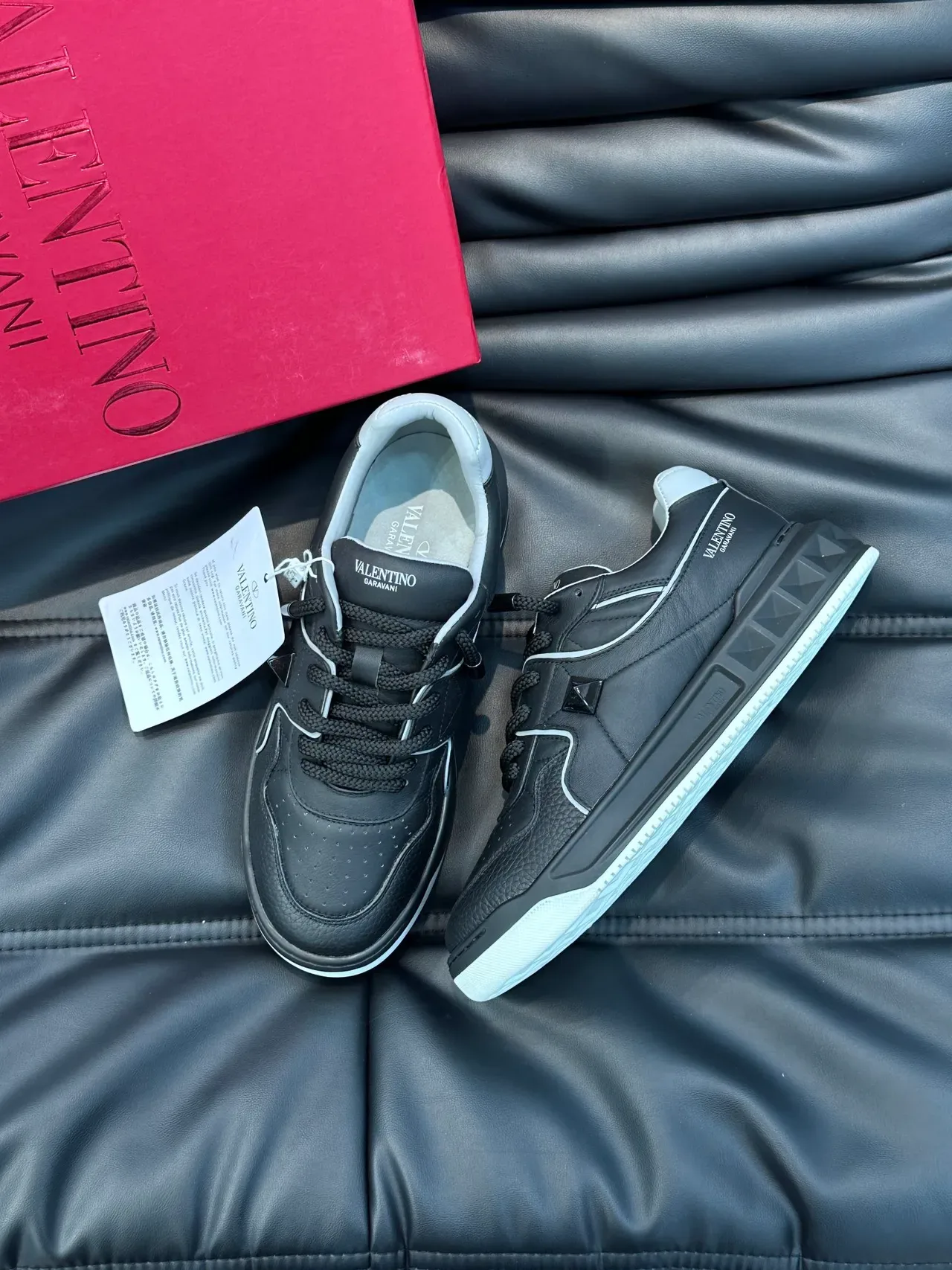 Valentino sneakers lifestyle noir gris cuir perforé à l'avant-pied 5