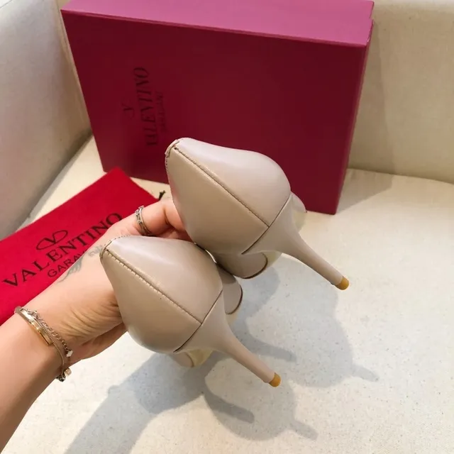 Valentino Rockstud بيج أحمر أصابع بارزة كعب ستيليتو بومب 8