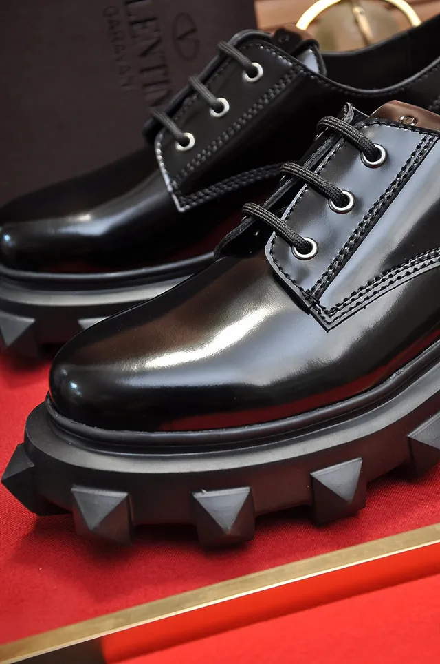 Valentino Rockstud Sapatos Oxford de Plataforma em Couro Patentado Preto com Rebites 2