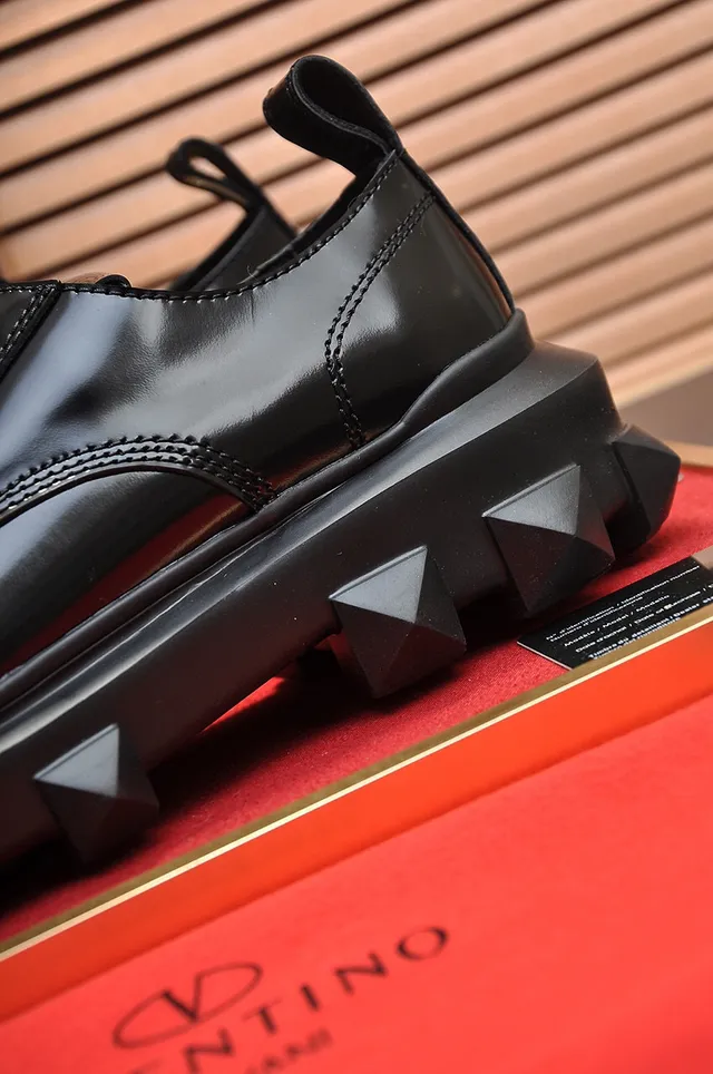 Valentino Rockstud Sapatos Oxford de Plataforma em Couro Patentado Preto com Rebites 3