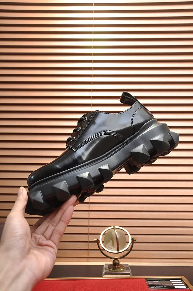 Valentino Rockstud Sapatos Oxford de Plataforma em Couro Patentado Preto com Rebites 6