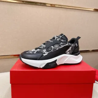 Valentino Rockstud نعل أسود أبيض أعلى من المواد المختلطة أحذية رياضية سميكة