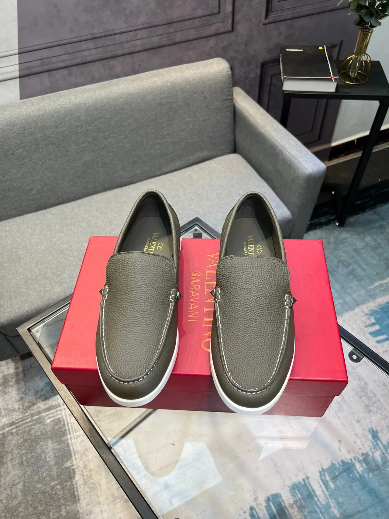Valentino Rockstud 棕白 压纹皮革 橡胶鞋底 乐福鞋 2