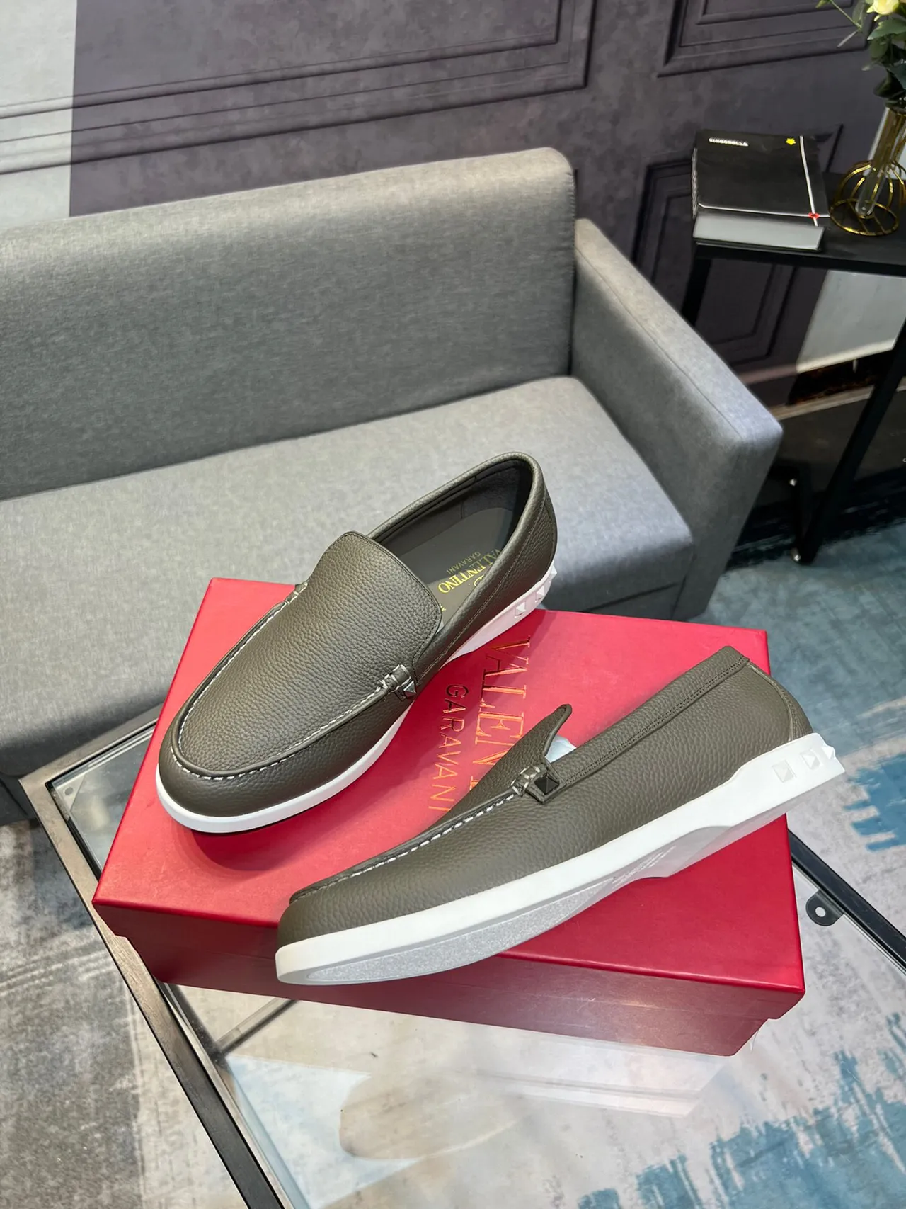 Valentino Rockstud 棕白 压纹皮革 橡胶鞋底 乐福鞋 4
