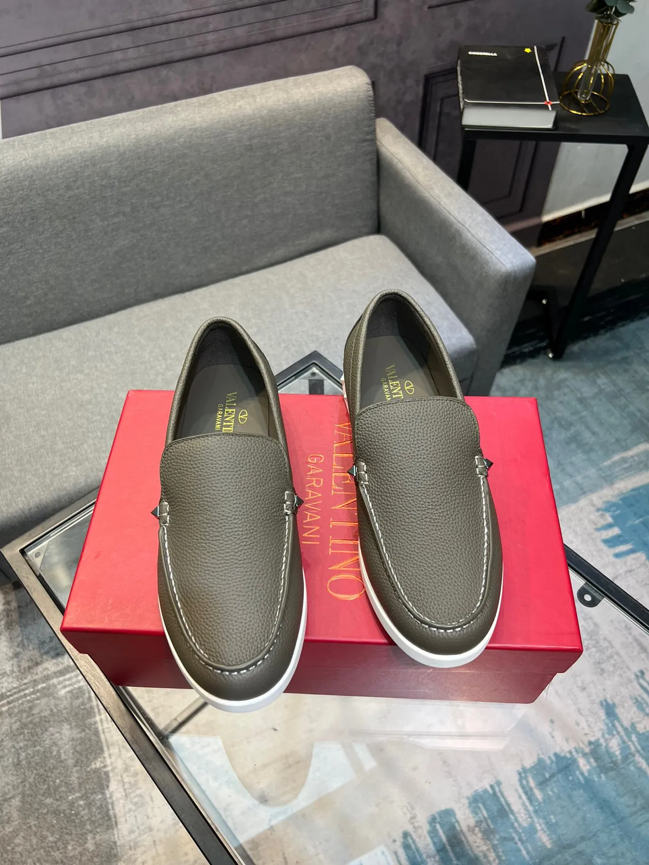 Valentino Rockstud 棕白 压纹皮革 橡胶鞋底 乐福鞋 5