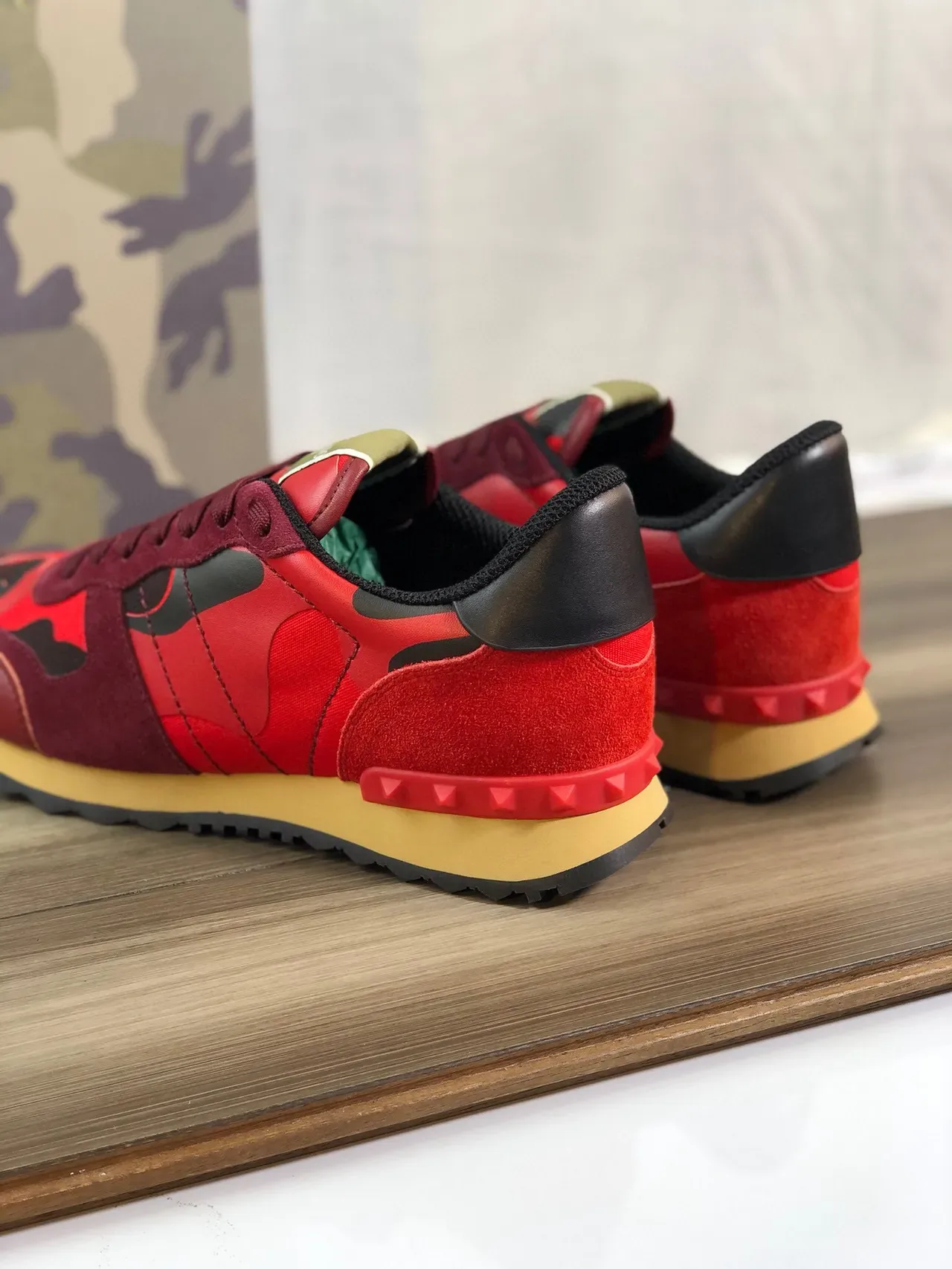 Valentino Rockstud Camuflagem Vermelha Borgonha Lifestyle Sneakers 4