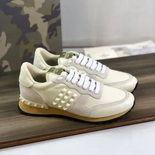 Valentino Rockstud Crema y Beige Leather-Suede Lifestyle Sneakers