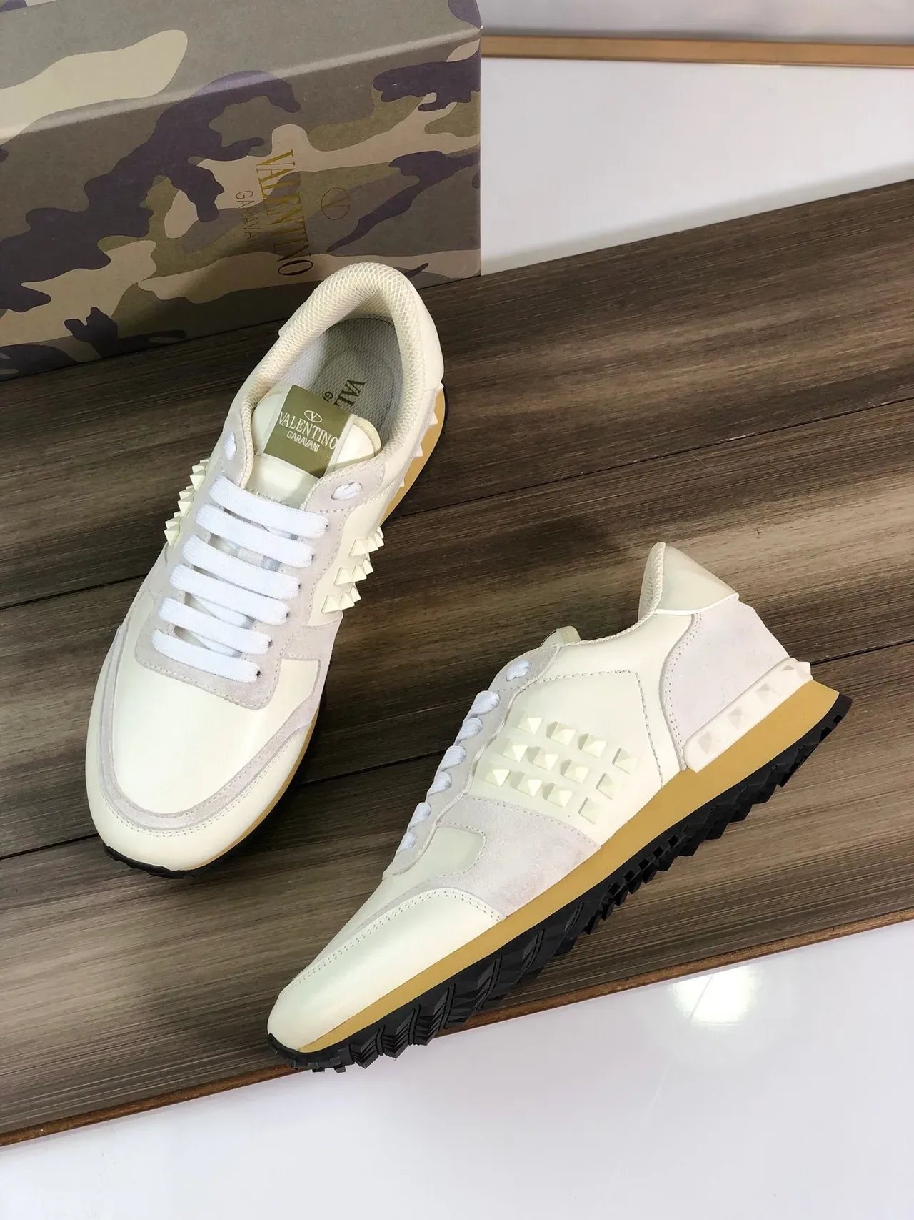 Valentino Rockstud Crème et Beige Leather-Suede Lifestyle Sneakers 3