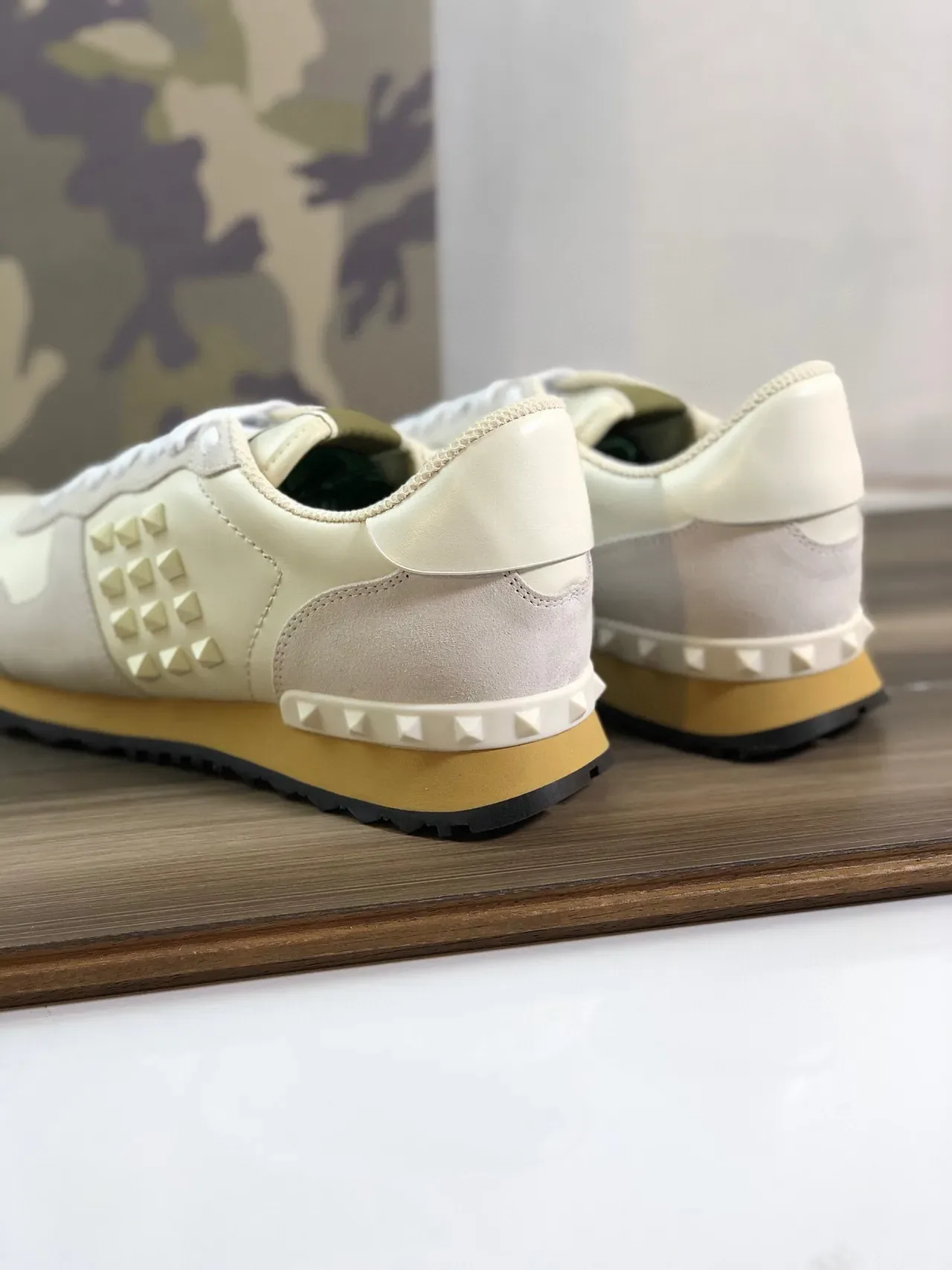 Valentino Rockstud Crème et Beige Leather-Suede Lifestyle Sneakers 4