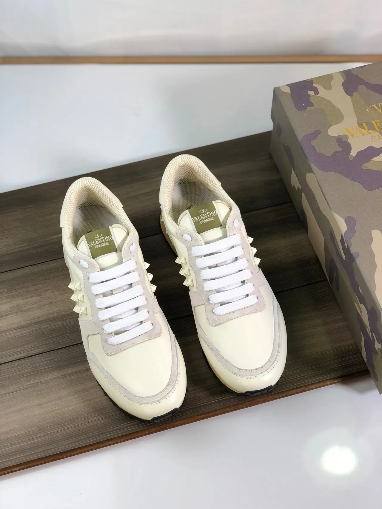 Valentino Rockstud Crème et Beige Leather-Suede Lifestyle Sneakers 5