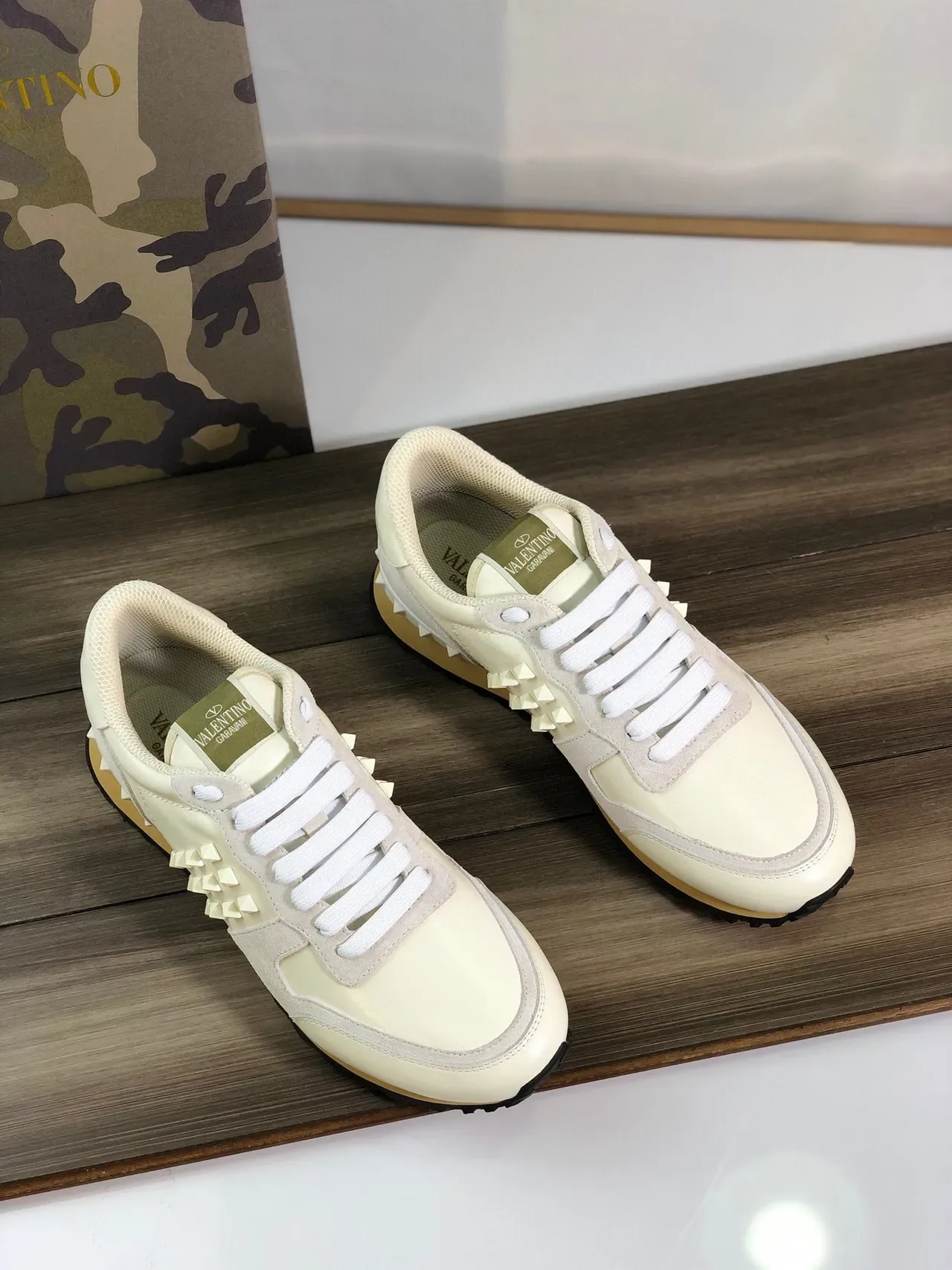 Valentino Rockstud Crème et Beige Leather-Suede Lifestyle Sneakers 6