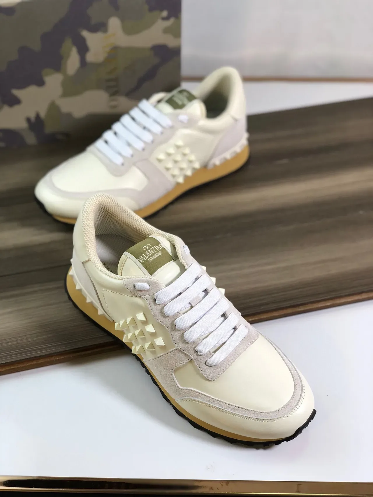 Valentino Rockstud Crème et Beige Leather-Suede Lifestyle Sneakers 7