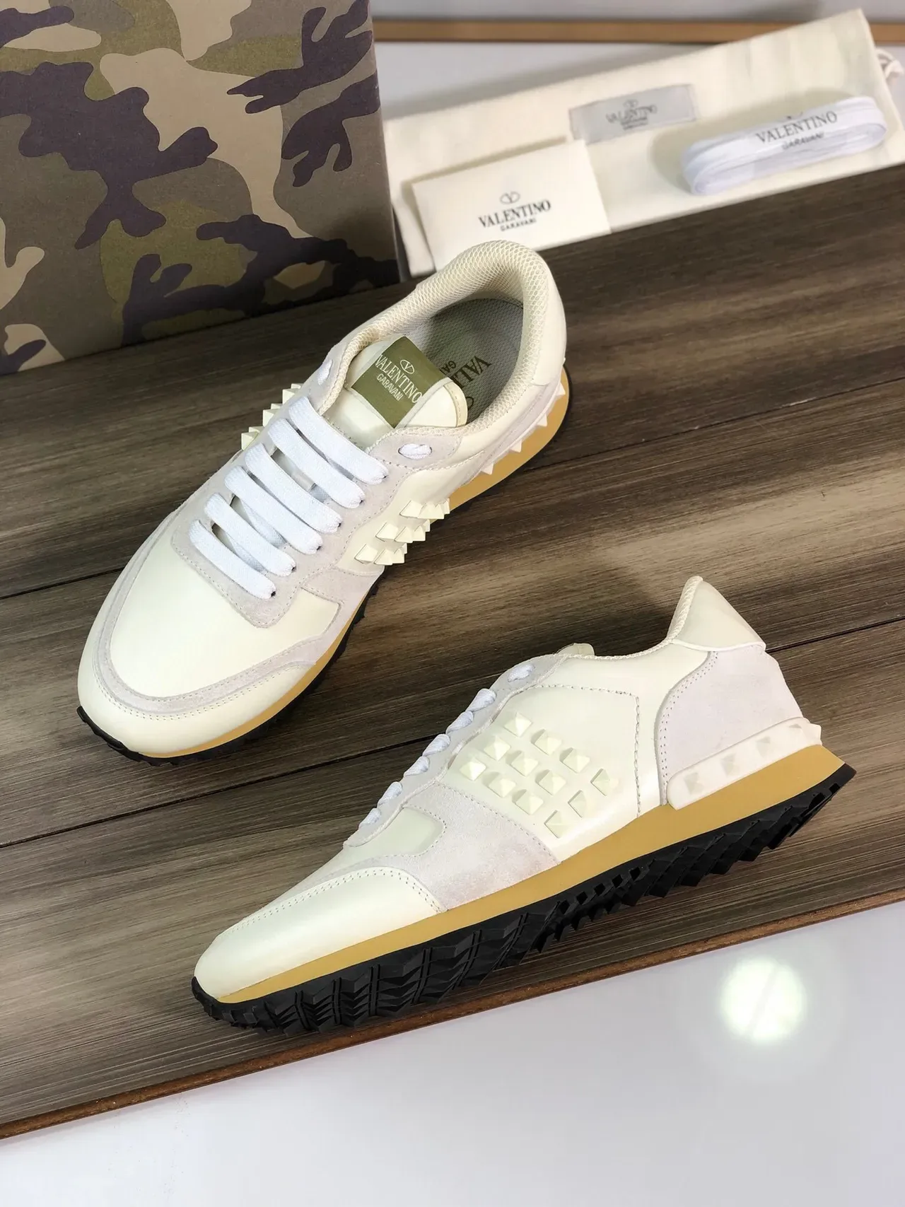 Valentino Rockstud Crème et Beige Leather-Suede Lifestyle Sneakers 8