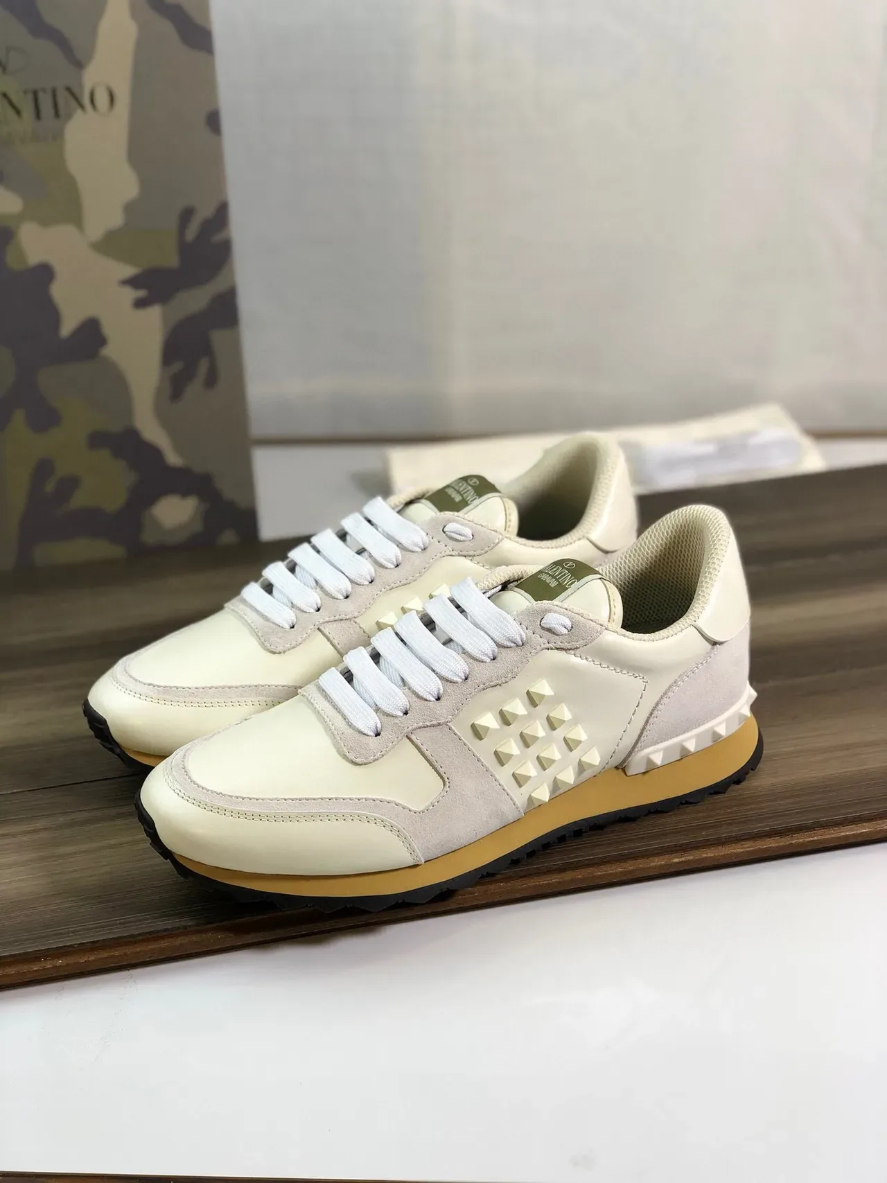 Valentino Rockstud Crème et Beige Leather-Suede Lifestyle Sneakers 9
