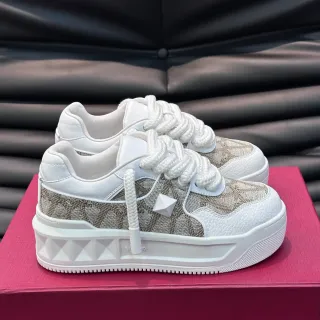 Valentino Rockstud Monogram أبيض بيج حذاء رياضي منصة أسلوب حياة