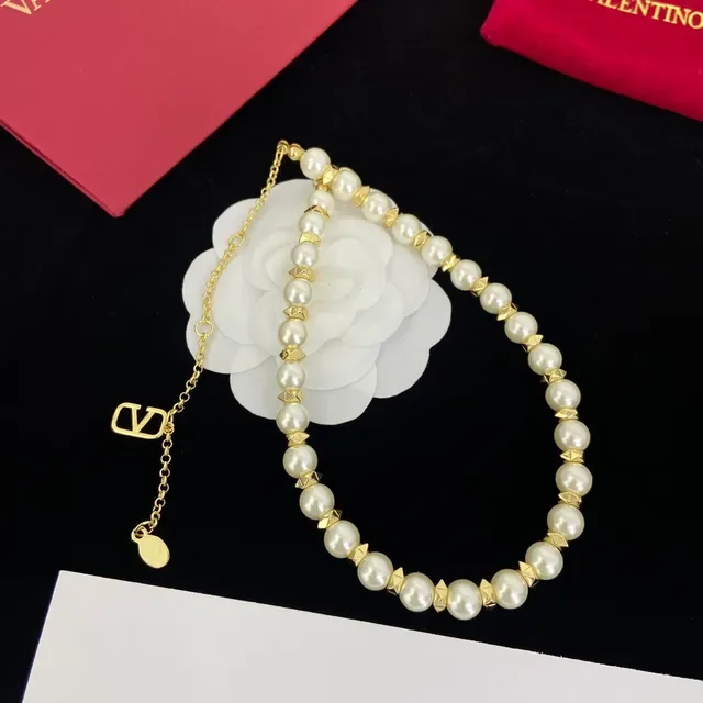 Valentino Rockstud قلادة اللؤلؤ والخرز الذهبي 5
