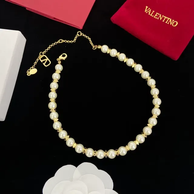 Valentino Rockstud قلادة اللؤلؤ والخرز الذهبي 6