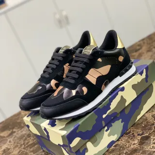 Zapatillas lifestyle Valentino Rockstud Runner Camuflaje Negro y Oro