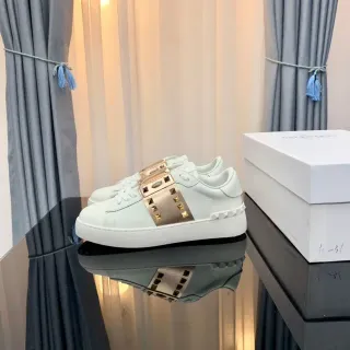 Valentino Rockstud حزام مدبب أحذية لايف ستايل جلد أبيض