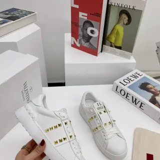 Valentino Rockstud Untitled حذاء رياضي أسلوب حياة أبيض جلدي مع إكساء ذهبي