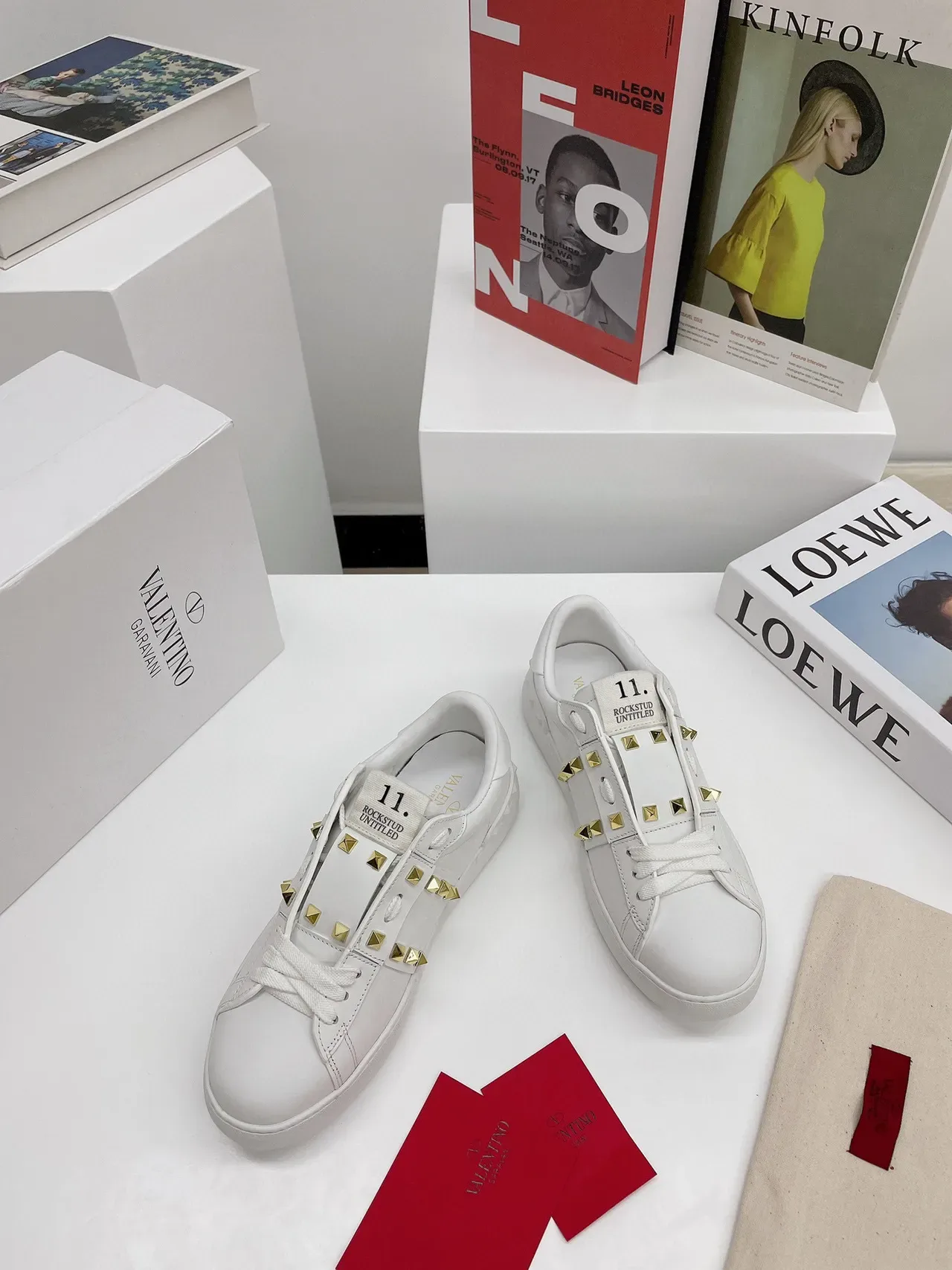Valentino Rockstud Untitled sneakers lifestyle blanches en cuir à clous dorés 2