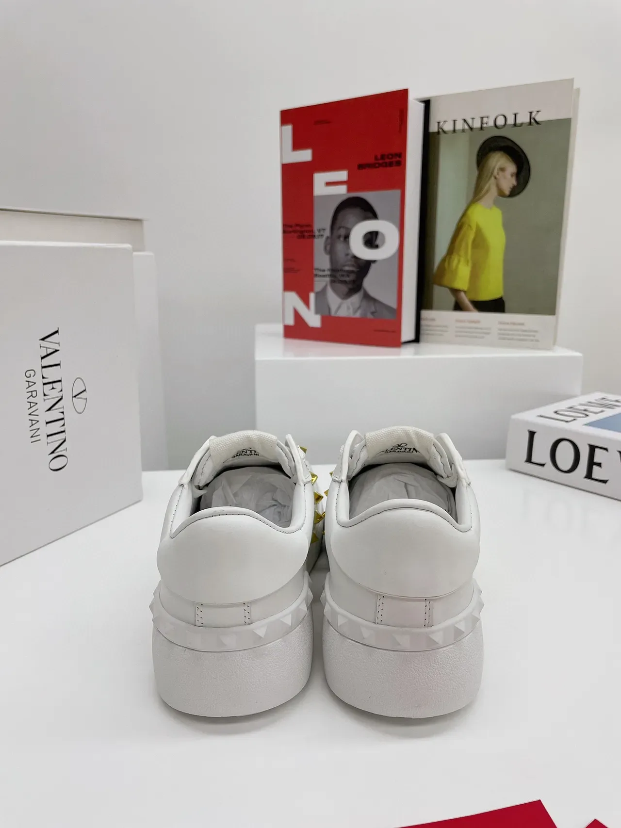 Valentino Rockstud Untitled sneakers lifestyle blanches en cuir à clous dorés 4