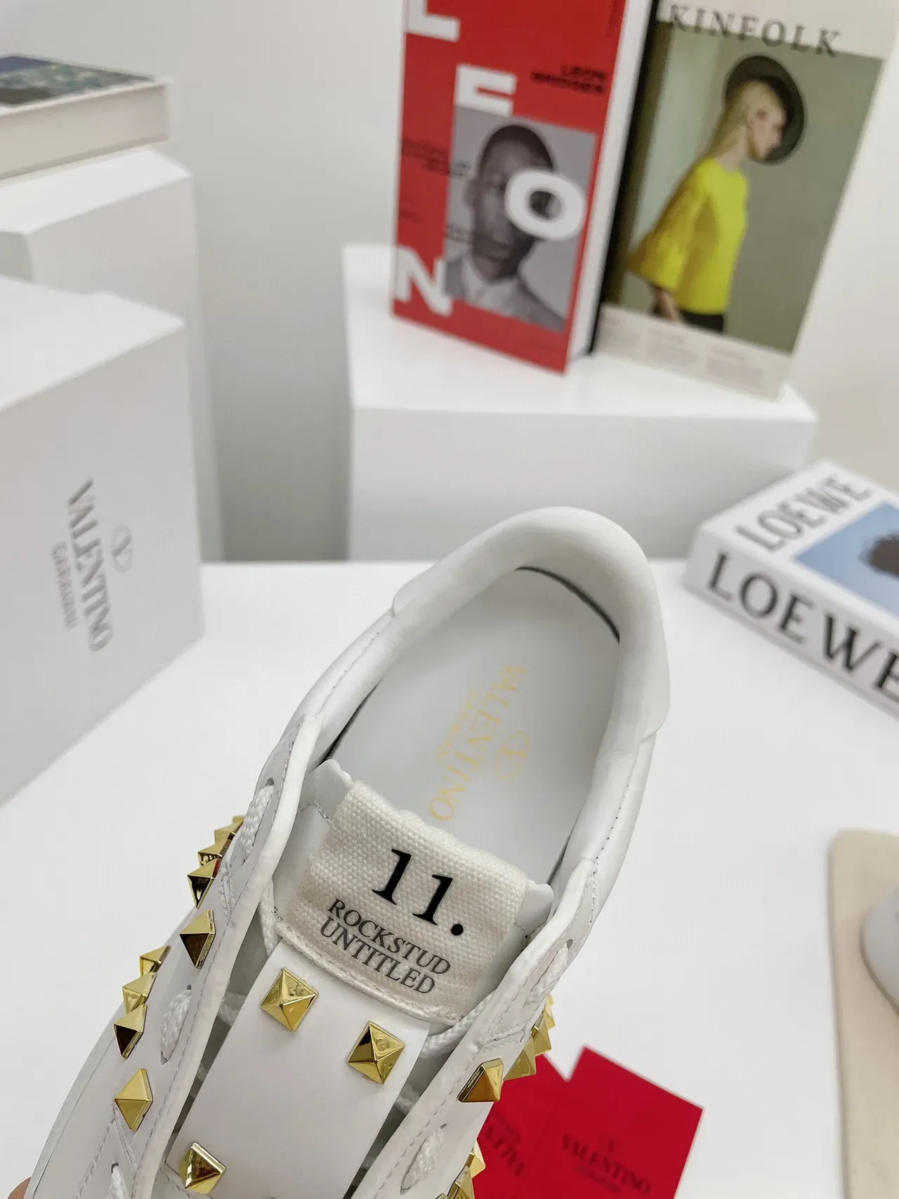 Valentino Rockstud Untitled sneakers lifestyle blanches en cuir à clous dorés 5