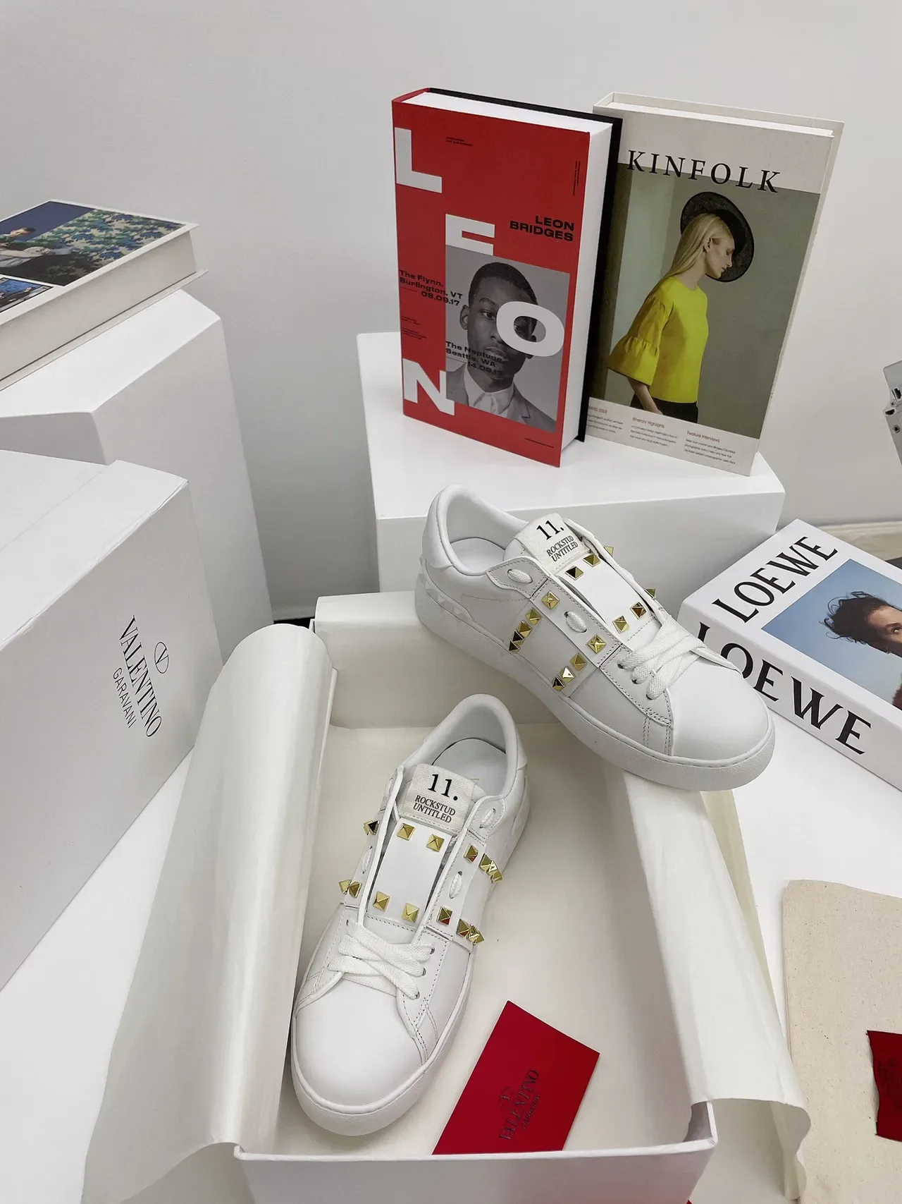 Valentino Rockstud Untitled sneakers lifestyle blanches en cuir à clous dorés 6