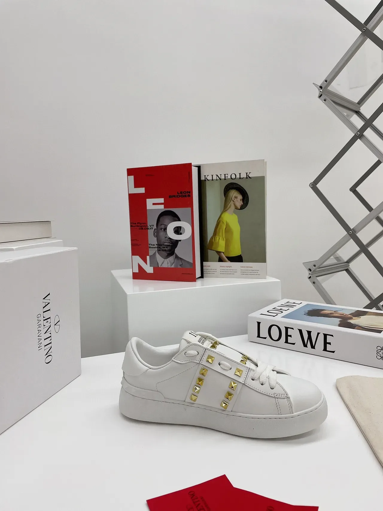 Valentino Rockstud Untitled sneakers lifestyle blanches en cuir à clous dorés 7