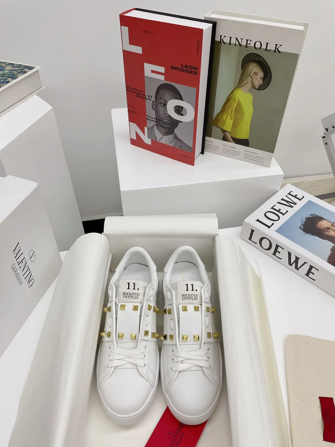 Valentino Rockstud Untitled sneakers lifestyle blanches en cuir à clous dorés 8