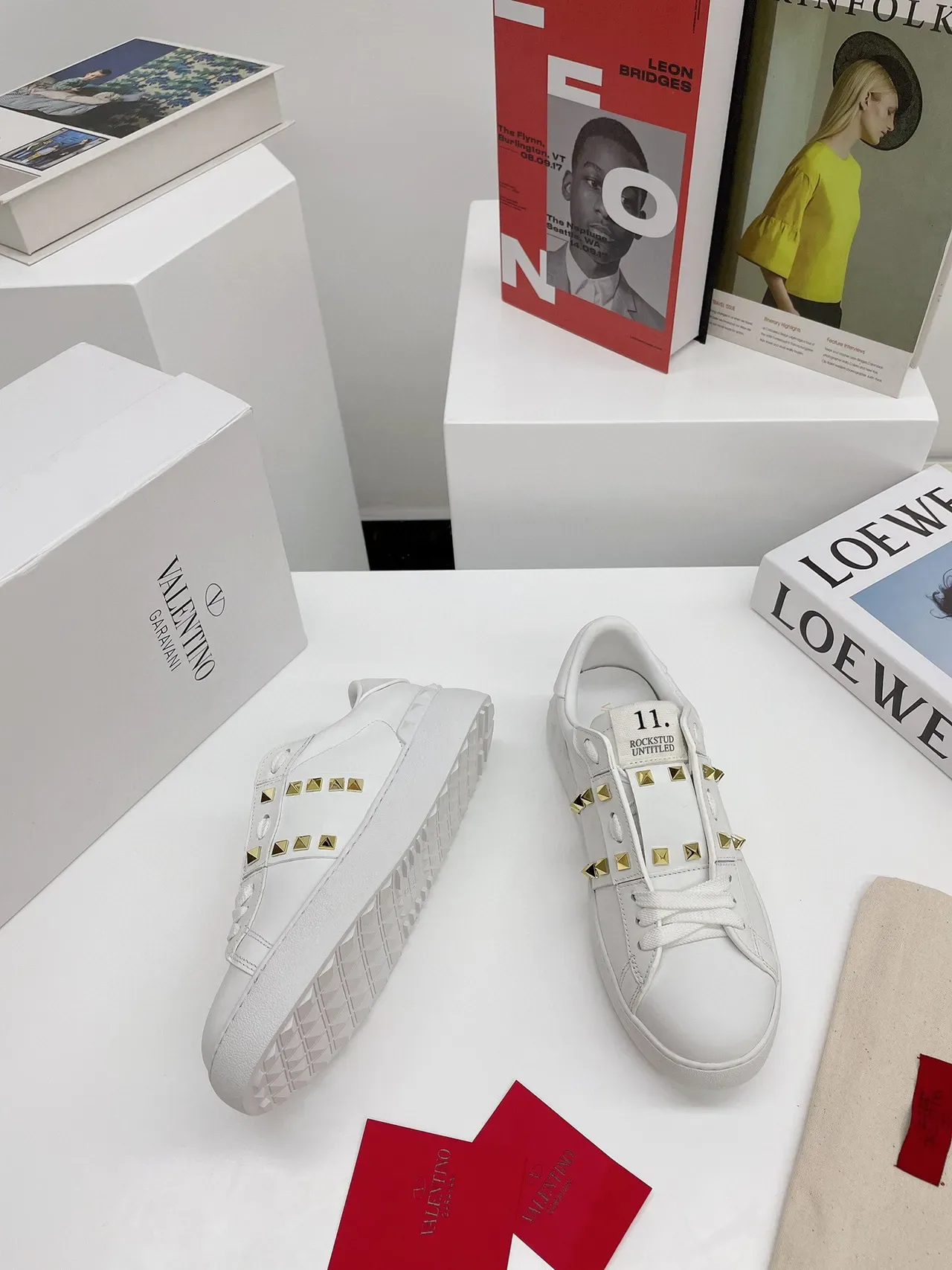 Valentino Rockstud Untitled sneakers lifestyle blanches en cuir à clous dorés 9