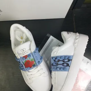 Valentino Rockstud 白色皮革镶钻侧面鞋带玫瑰和链条印花生活方式运动鞋