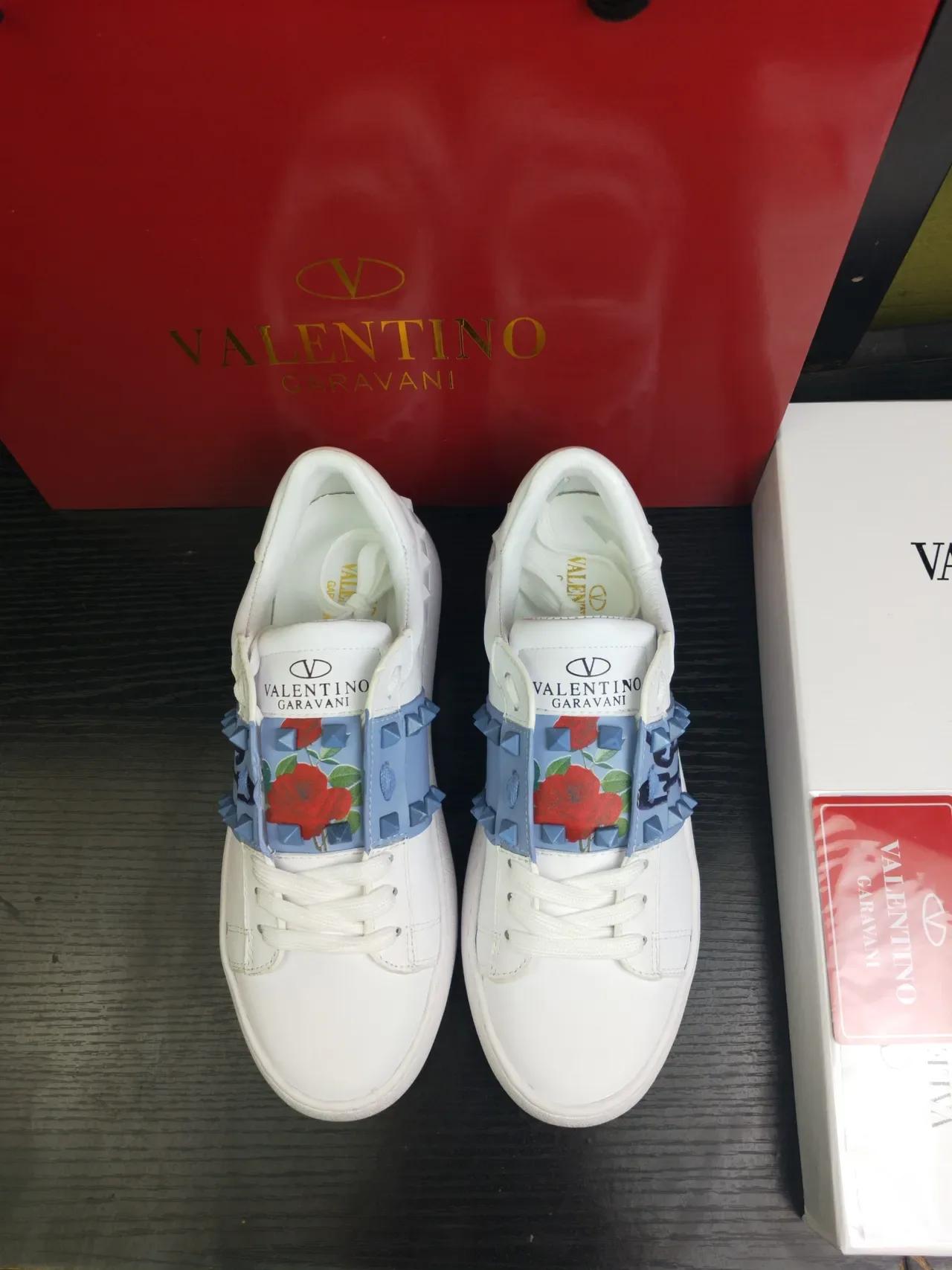 Valentino Rockstud Tênis Lifestyle de Couro Branco com Aba Lateral Studded Estampa de Rosa e Corrente 2