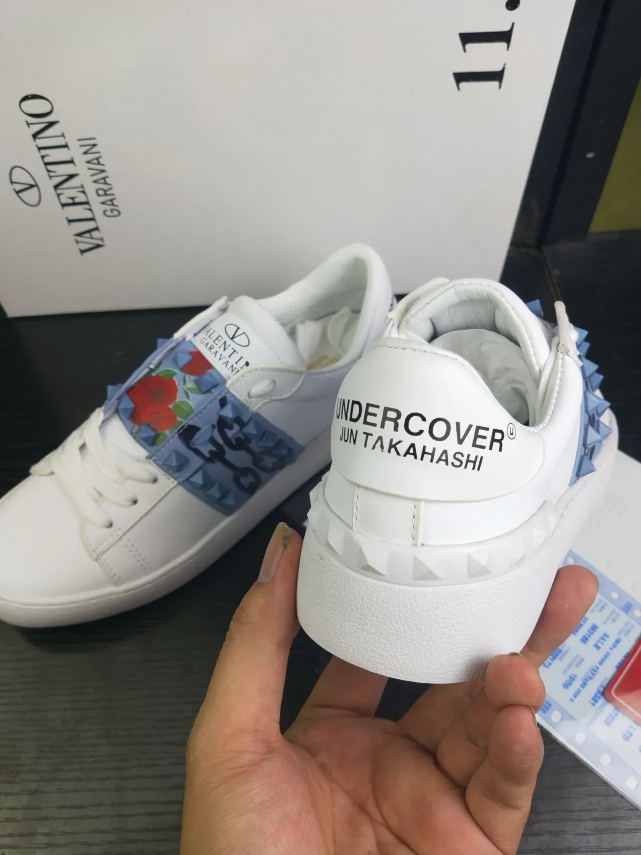Valentino Rockstud Tênis Lifestyle de Couro Branco com Aba Lateral Studded Estampa de Rosa e Corrente 3