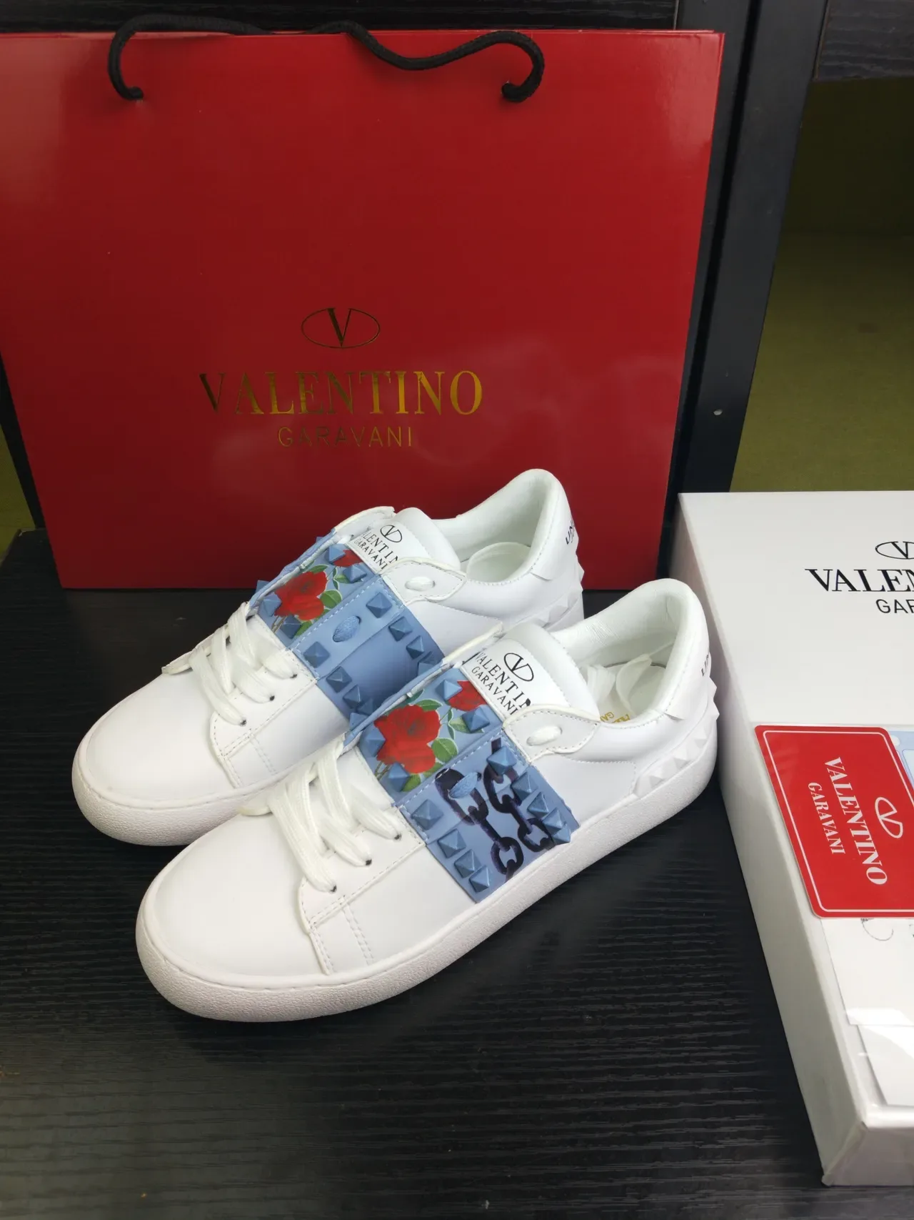 Valentino Rockstud Tênis Lifestyle de Couro Branco com Aba Lateral Studded Estampa de Rosa e Corrente 4