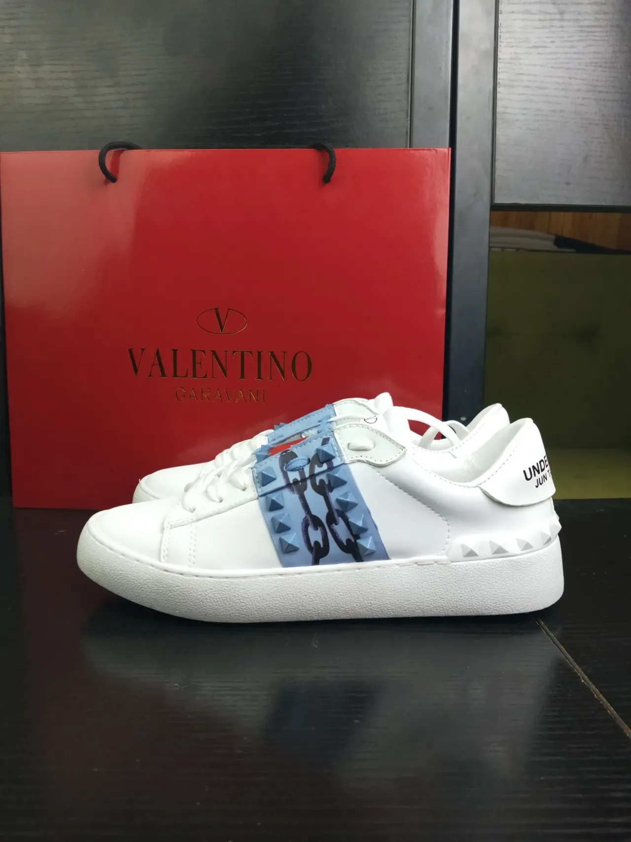 Valentino Rockstud Tênis Lifestyle de Couro Branco com Aba Lateral Studded Estampa de Rosa e Corrente 5