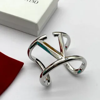 Valentino V-Motif Plata Pulida Pulsera De Muñeca
