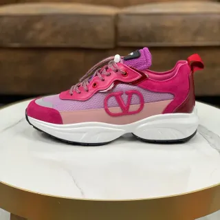 فالنتينو VLogo Chunky Sneaker وردي وأبيض