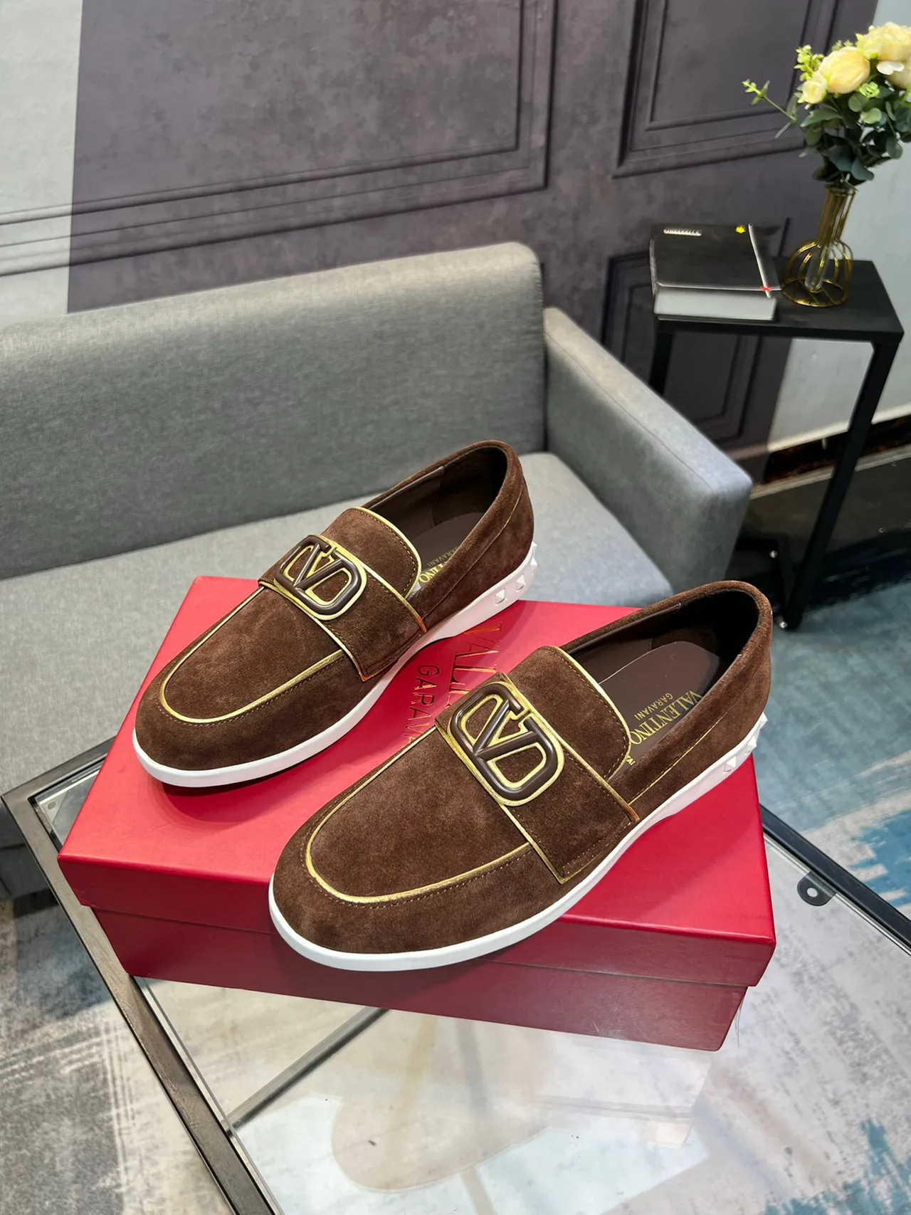 Valentino VLOGO لوفر بني أبيض سويد علوي إبزيم لوفر 3
