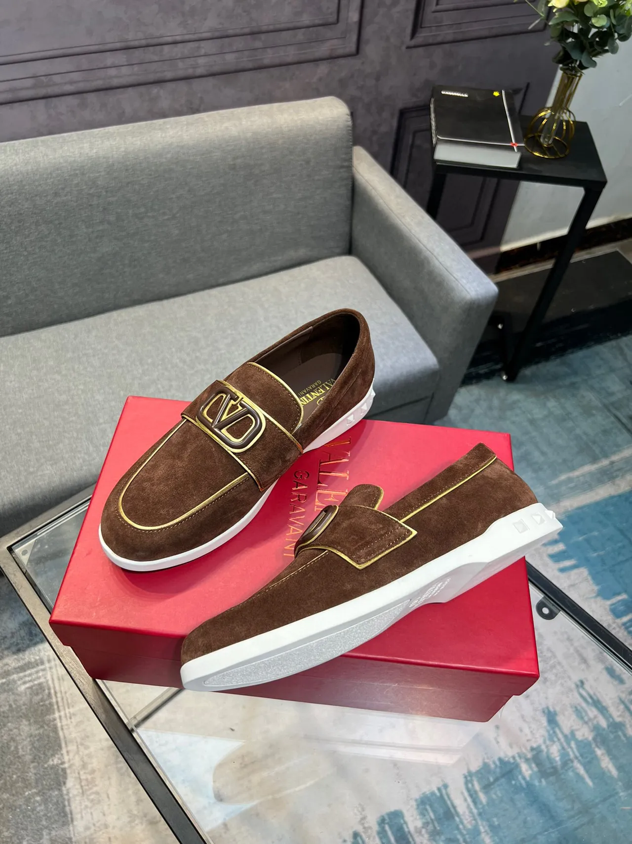 Valentino VLOGO لوفر بني أبيض سويد علوي إبزيم لوفر 4