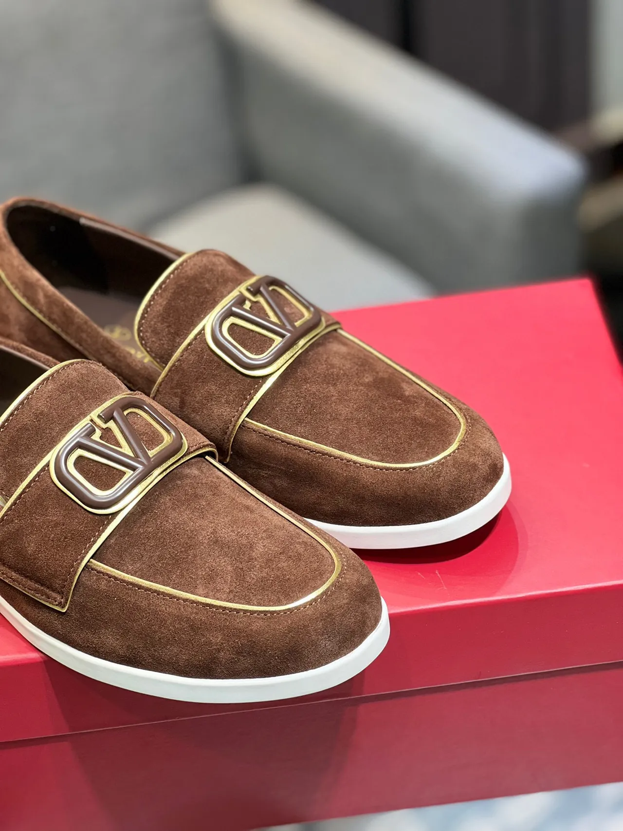 Valentino VLOGO لوفر بني أبيض سويد علوي إبزيم لوفر 9