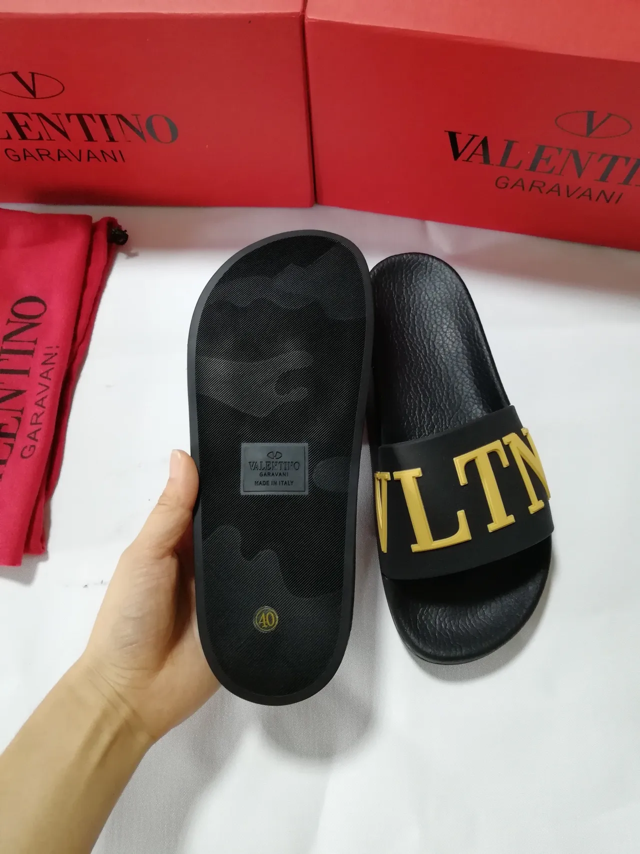 Valentino VLTN Pantoufles noires et dorées 2