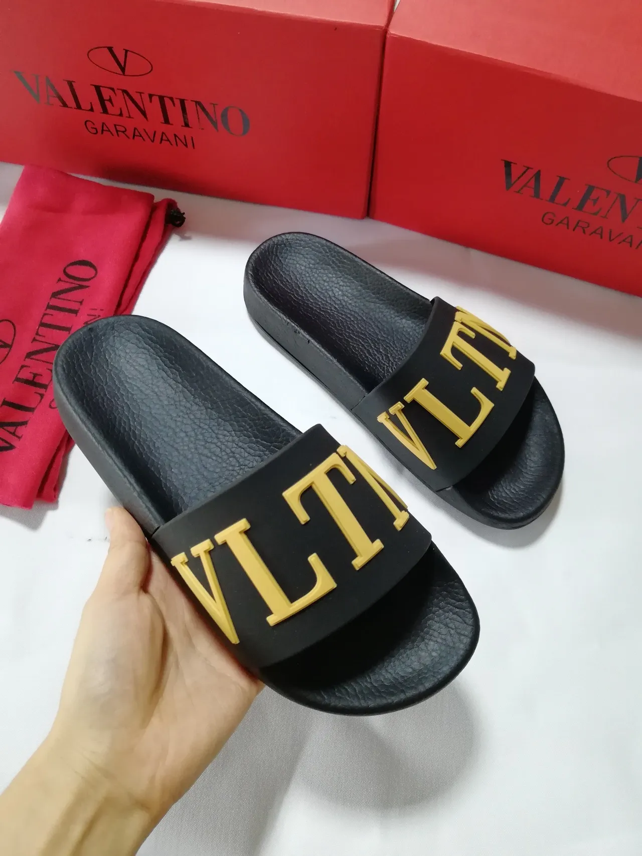 Valentino VLTN Pantoufles noires et dorées 3